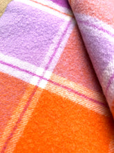 Load image into Gallery viewer, Copy of Pick of the day! Extra thick and soft vibrant SINGLE NZ wool blanket (WITH LABEL)