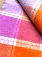 Load image into Gallery viewer, Copy of Pick of the day! Extra thick and soft vibrant SINGLE NZ wool blanket (WITH LABEL)
