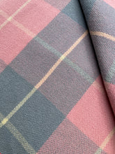 Load image into Gallery viewer, Lightweight Checked DOUBLE Princess Onehunga New Zealand Wool Blanket