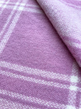 Load image into Gallery viewer, Super soft Blush Mauve THROW/SINGLE New Zealand Wool Blanket (no label)