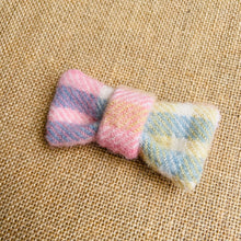 Load image into Gallery viewer, New Zealand Wool Blanket FRESH RETRO BOWS