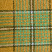 Load image into Gallery viewer, Immaculate Fresh Retro Favourite! Gold &amp; Green KING New Zealand Wool Blanket
