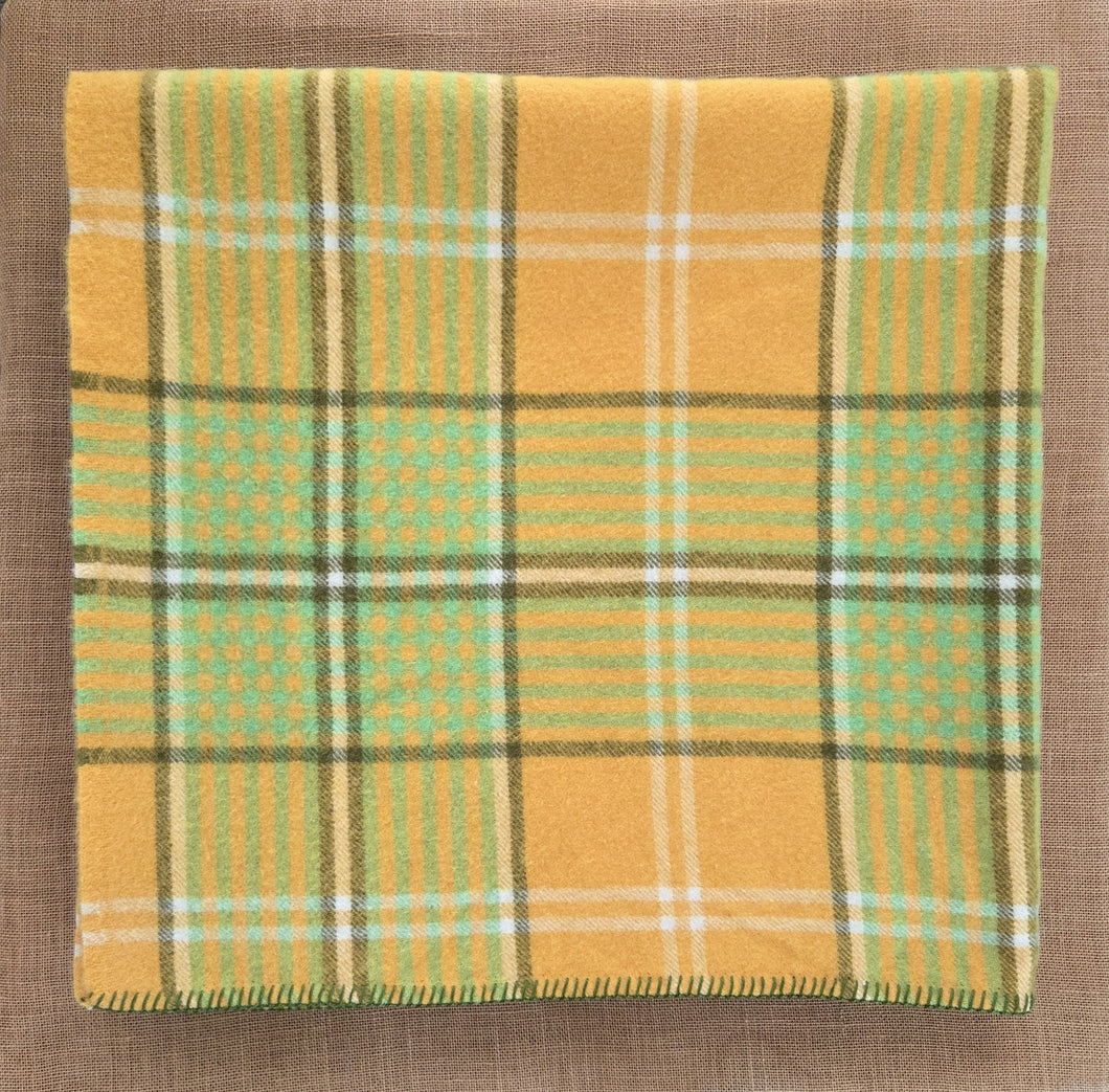 Immaculate Fresh Retro Favourite! Gold & Green KING New Zealand Wool Blanket