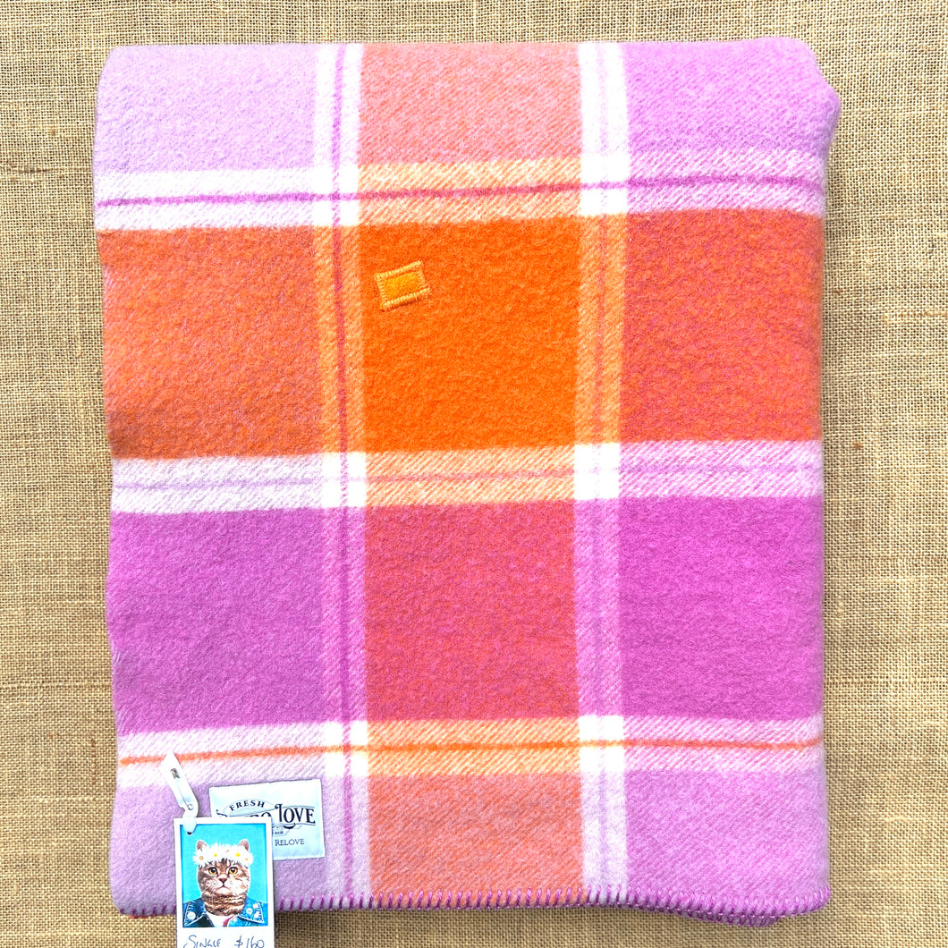 Pick of the day! Extra thick and soft vibrant SINGLE NZ wool blanket