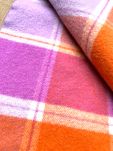 Load image into Gallery viewer, Copy of Pick of the day! Extra thick and soft vibrant SINGLE NZ wool blanket (WITH LABEL)
