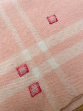 Load image into Gallery viewer, Pretty Vintage Roslyn SMALL SINGLE New Zealand Wool Blanket **BARGAIN**
