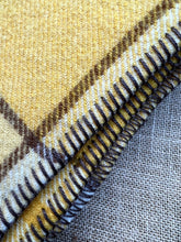 Load image into Gallery viewer, Golds Retro SINGLE New Zealand Wool Blanket **BARGAIN**
