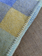Load image into Gallery viewer, Lightweight pretty lavender &amp; butter DOUBLE Pure Wool Blanket.
