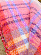 Load image into Gallery viewer, Pretty Salmons Aranui Cuddledown DOUBLE New Zealand Pure Wool Blanket.
