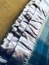 Load image into Gallery viewer, Beautiful Royal Wool KING Pure Wool Blanket. - Fresh Retro Love NZ Wool Blankets

