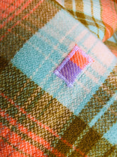 Load image into Gallery viewer, Retro Glenray SINGLE with oversize Napier Pania of the Reef label - Fresh Retro Love NZ Wool Blankets
